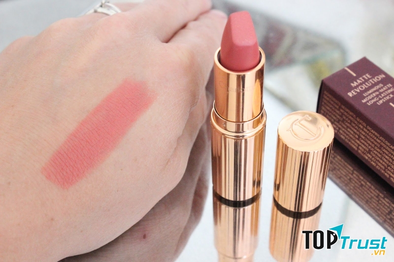 Son Charlotte Sexy Sienna được chiết xuất Lipstick Tree Extract nên cấp chất chống oxy hóa, có chiết xuất làm dịu và dưỡng ẩm cho môi sâu tận bên trong