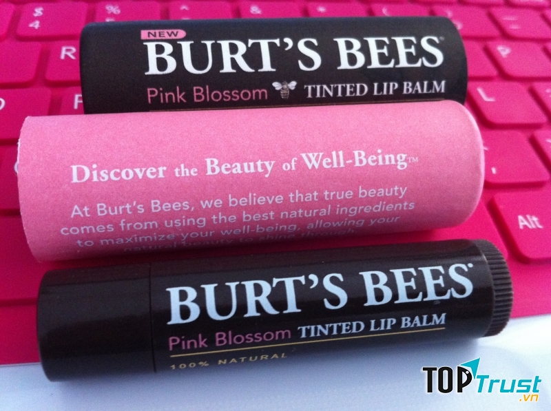 Son dưỡng Burt's Bees đem lại độ ẩm cho đôi môi của nàng.