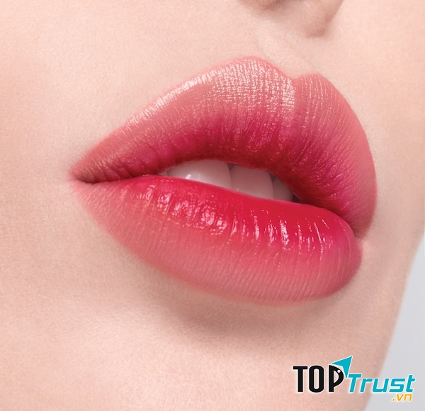 Hãy ưu tiên sử dụng những sản phẩm son môi có kèm chất dưỡng ẩm, vừa giúp đôi môi luôn căng mịn, mềm mại, lại còn giúp son giữ màu hoàn hảo hơn.