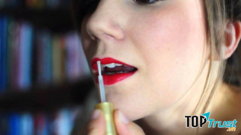 Lipcote Give Youp Lipstick Staying với công dụng cực kỳ đặc biệt và độc đáo là tạo 1 lớp “phim”cực kỳ mỏng trên bờ môi của bạn giúp ngăn chặn sự mất màu và trôi màu của son.