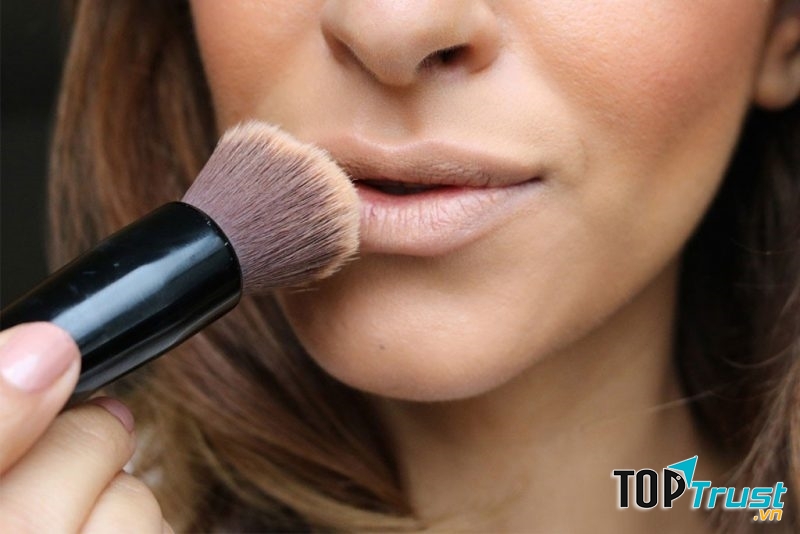 Cho màu son bắt mắt.