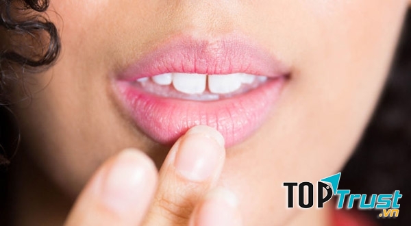 Sử dụng kem che khuyết điểm để son lên màu chuẩn đẹp