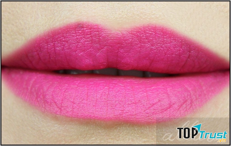 Cận cảnh màu Faint fos Fuchsia trên môi
