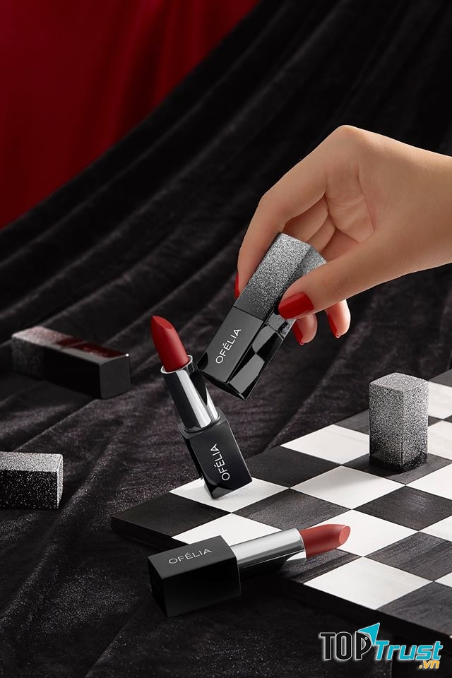 Son là một trong những món đồ luôn có trong túi xách của bất kì cô gái nào