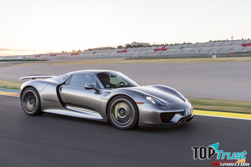 Sơn ngoại thất màu Liquid Metal Silver cho xe Porsche: 63.000 USD