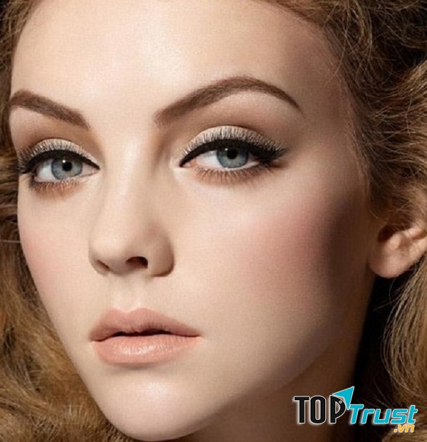 Màu son bị nhạt cùng các đường viền kẻ không còn rõ nét