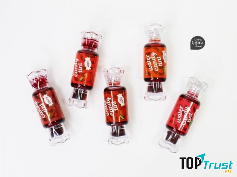 Thỏi son hình viên kẹo ngọt ngào cũng rất được ưa chuộng với 5 mùi hương khác nhau