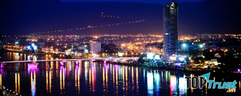 Cảnh đêm lung linh trên sông Hàn