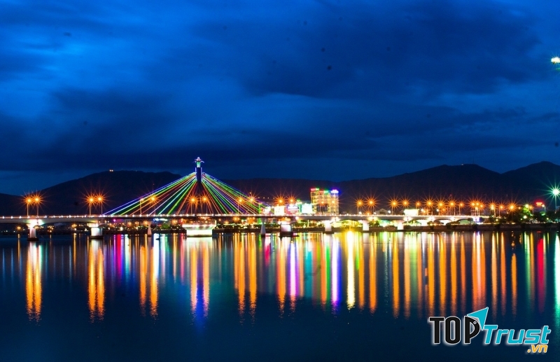 Sông Hàn - Đã Nẵng nhìn từ xa