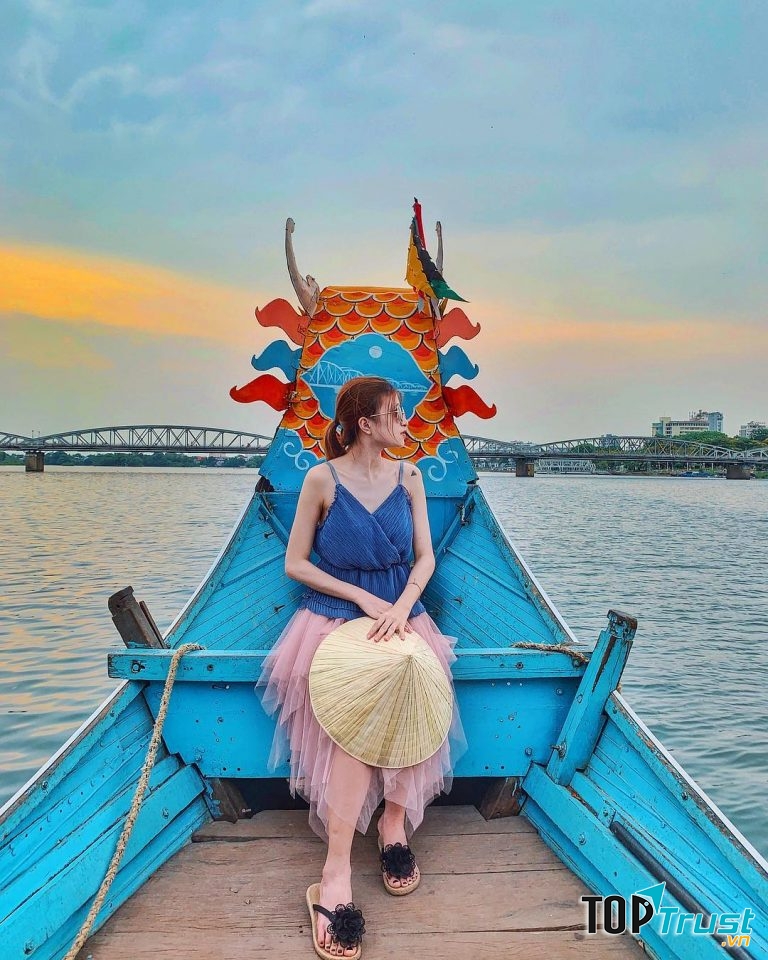 Các bạn có thể lựa chọn ngay khách sạn ven Sông Hương để hưởng thụ chuyến du lịch trọn vẹn.