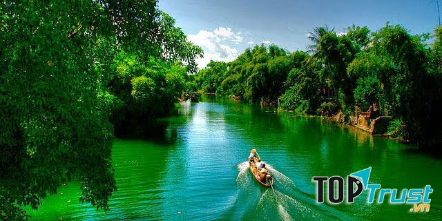 Nước sông Hương quanh năm đều xanh biếc ngoại trừ những lúc lũ lụt nước dâng cao