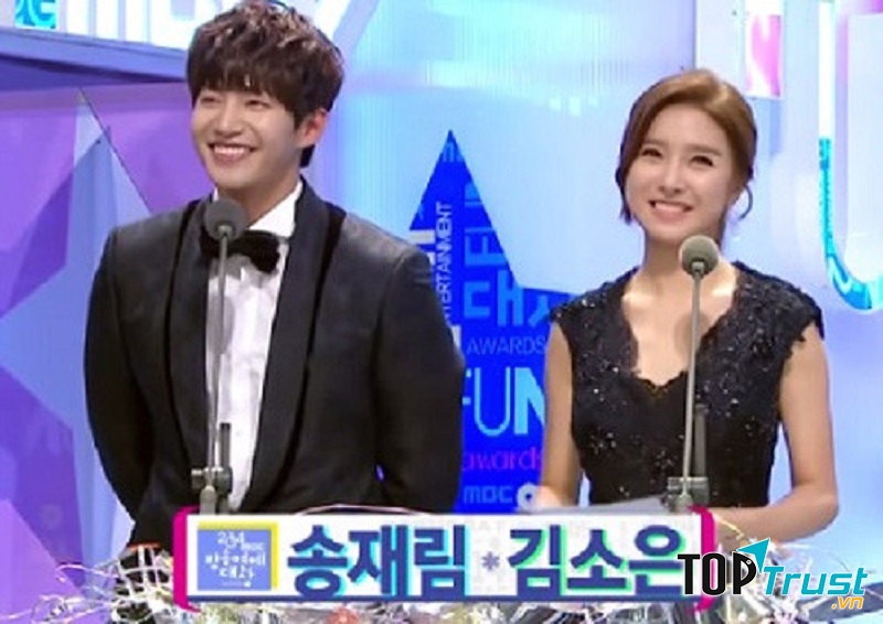 Song Jae Rim và Kim So Eun được nhận giải Best Couple tại MBC Entertainment Award