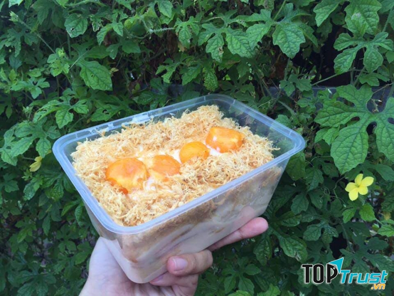 Bánh cốt mềm, trứng muối ngon, bánh không quá ngọt nên rất dễ ăn, màu sắc và cách trình bày vô cùng bắt mắt