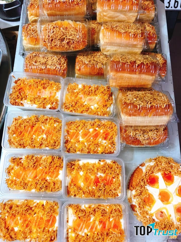 Tiệm bánh Song Kim Cake được khách hàng nhớ đến nhiều nhất với món bánh bông lan trứng muối “gây nghiện”