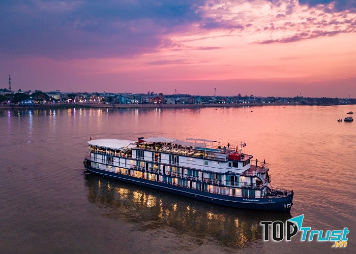 Thuyền bè trên sông Mê Kông.