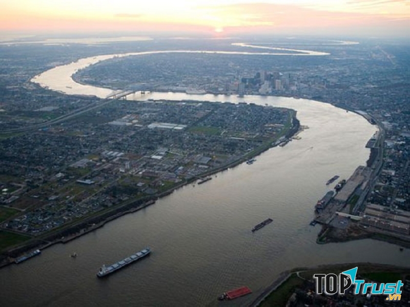 Hai bên bờ sông.