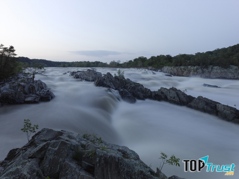 Dòng nước chảy siết trên sông Potomac
