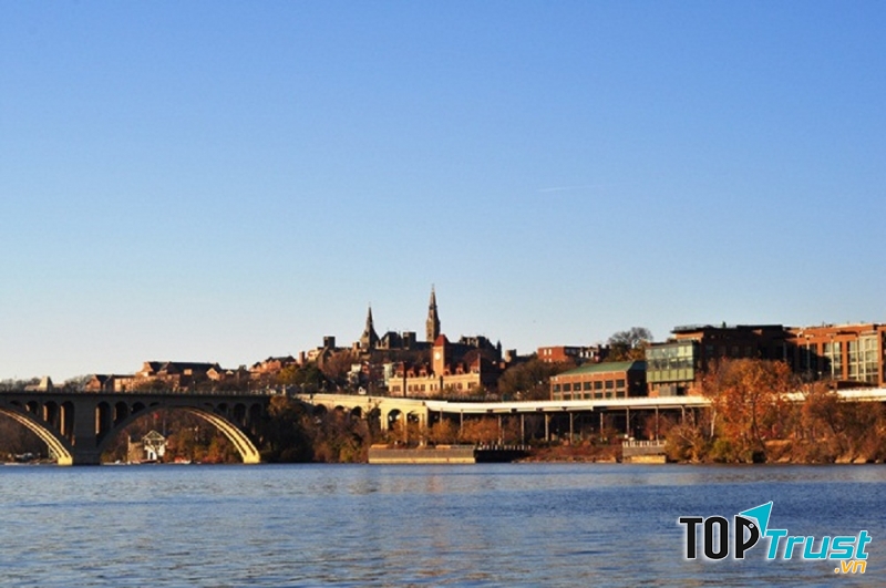 Vẻ đẹp cổ kính, lãng mạn bên bờ sông