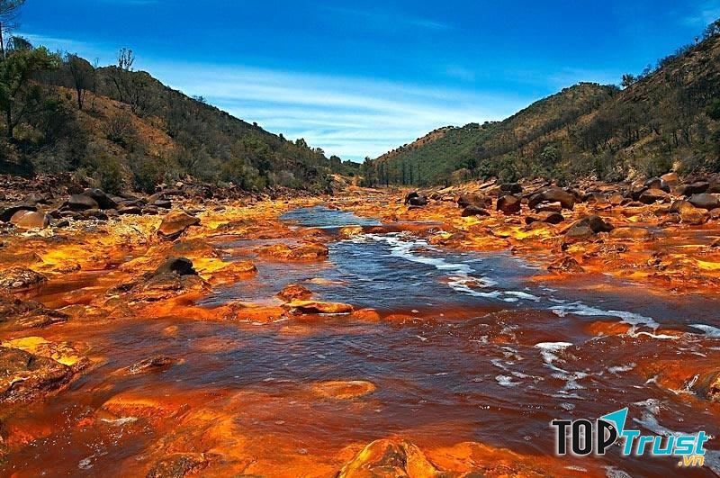 Nước sông một màu đỏ sẫm
