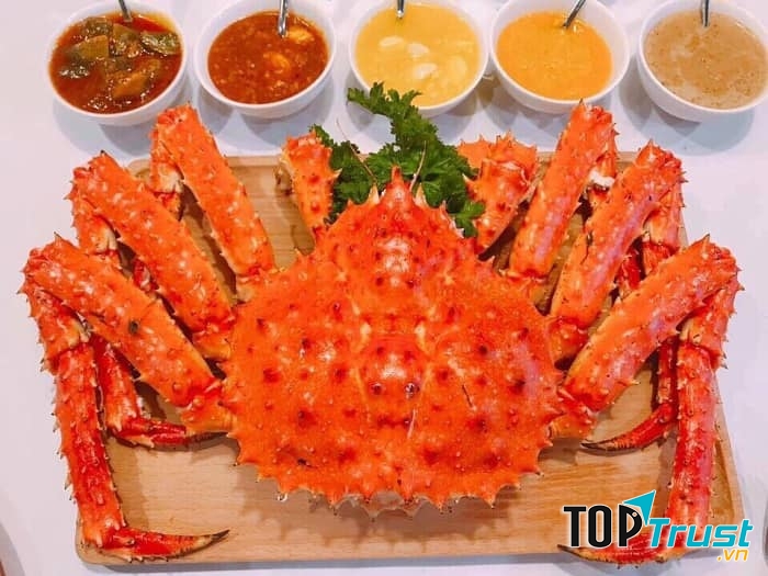 Hải sản tại nhà hàng luôn được tuyển chọn và nhập về hàng ngày, đảm bảo độ tươi sống tuyệt đối cho thực phẩm