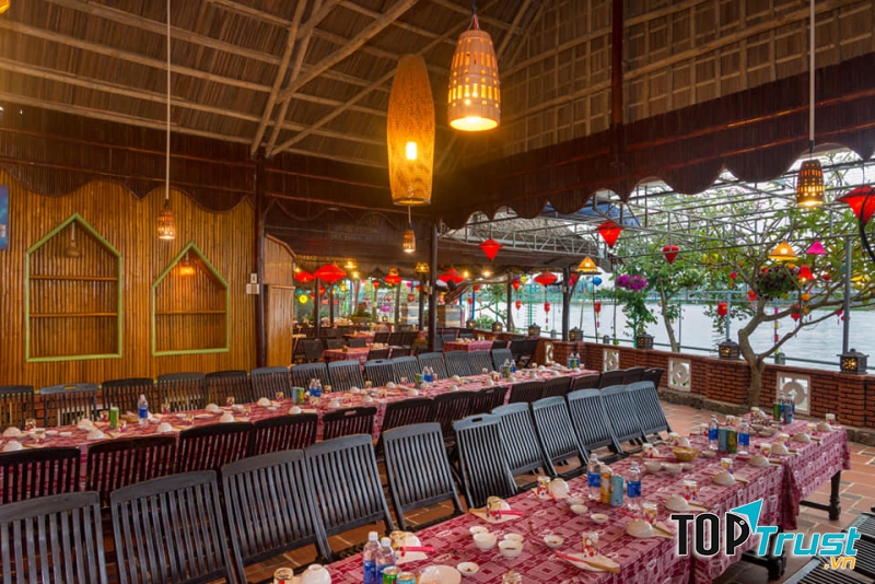 Những chiếc đèn lồng được treo khắp nhà hàng, toàn bộ ánh sáng dùng trong nhà hàng là ánh trắng vàng, tạo nên khung cảnh rất lãng mạn, ấm cúng