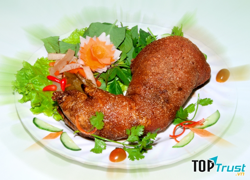 Món giò heo chiên giòn tại Sông Trăng