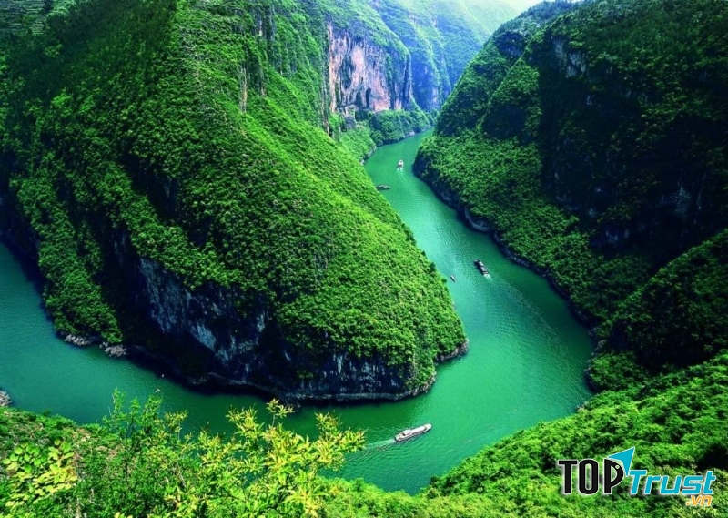 Con sông Trường Giang ngoằn ngoèo với các dãy núi