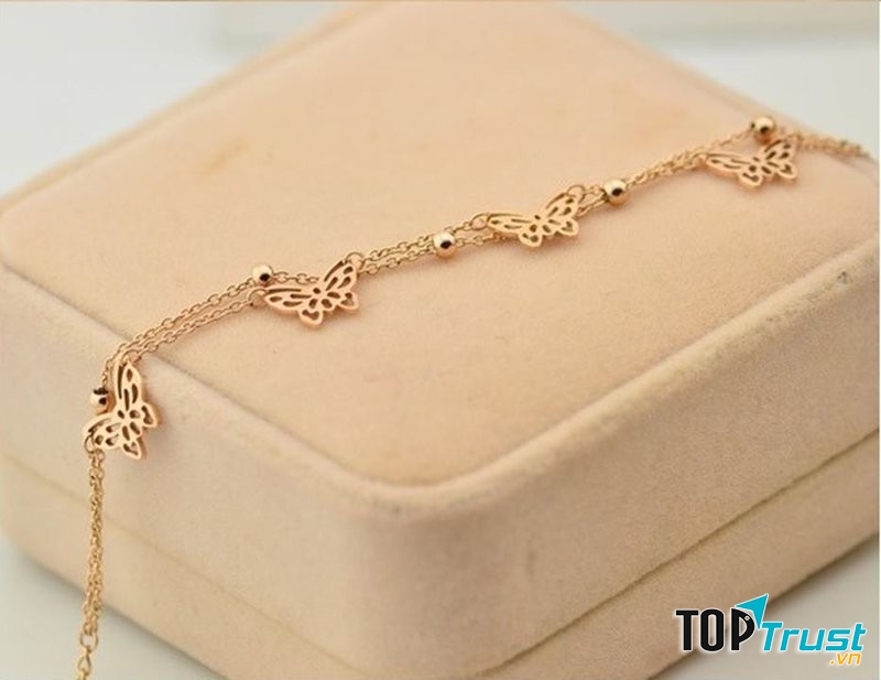 Một chiếc lắc chân cũng là một lựa chọn phù hợp cho bạn