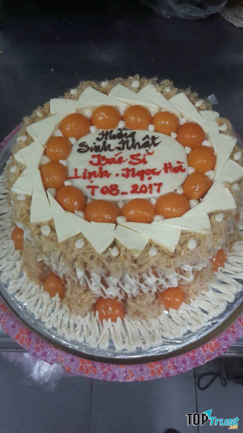 Bánh bông lan trứng muối kiểu sinh nhật