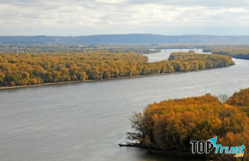 Bề mặt sông Yenisei êm ả, hiền hoà.