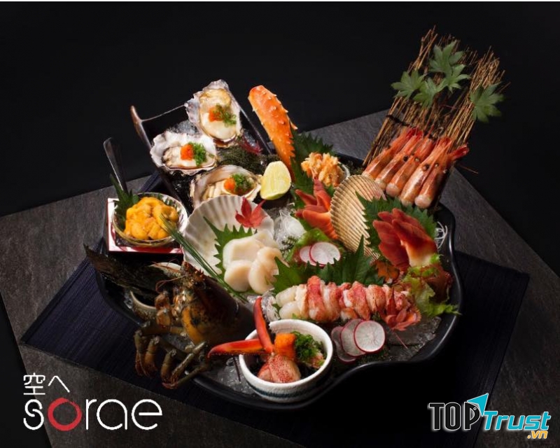Nằm trên nóc của tòa nhà AB Tower, Sorae Sushi có không gian rộng tới 1,000 m2, có thể phục vụ 368 thực khách