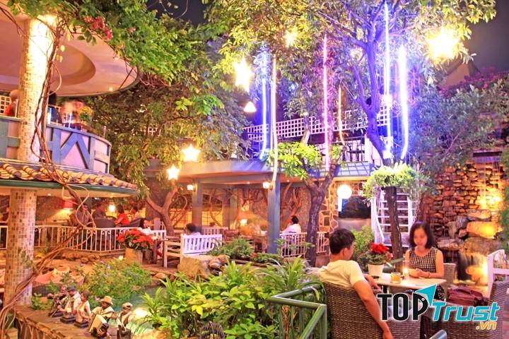 Sorento Cafe lung linh với những ánh đèn