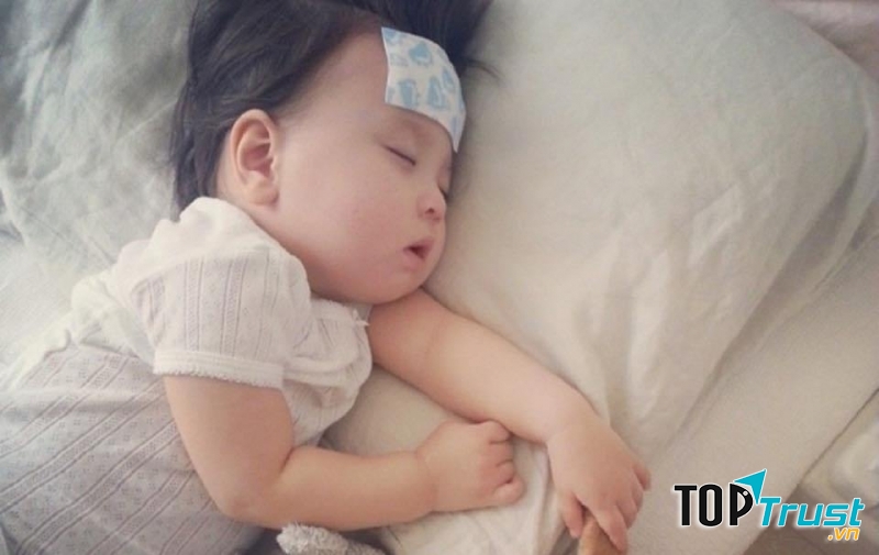 Trẻ bị sốt cao