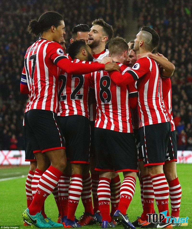 Southampton xếp thứ 13 trên bảng xếp hạng