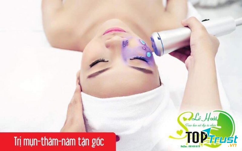   Điều trị mụn bằng ánh sáng xanh là phương pháp mang lại hiệu quả rõ rệt, vừa an toàn cho người điều trị vừa tiết kiệm thời gian và chi phí trị mụn.