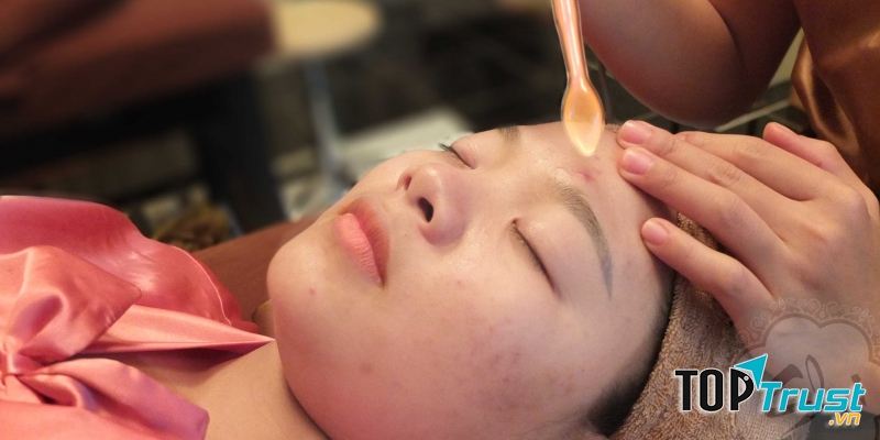 Đến với Spa She's trị mụn, bạn sẽ nhận được tiếp đón và chăm sóc tận tình của đội ngũ y bác sĩ có trình độ tay nghề cao