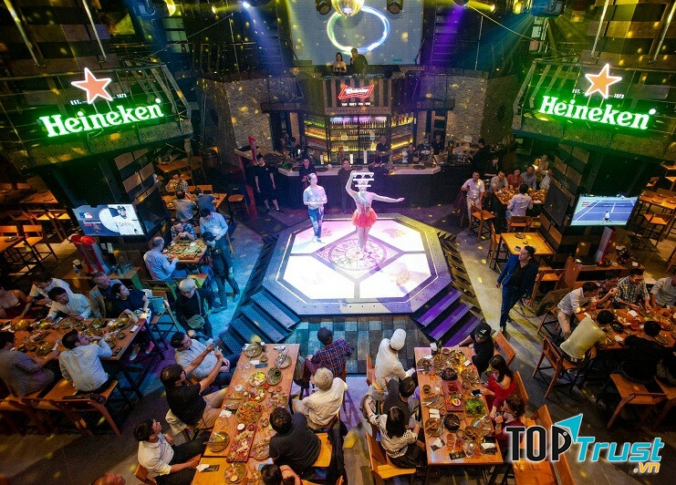 Không gian hoành tráng, mô phỏng một đấu trường La Mã độc đáo