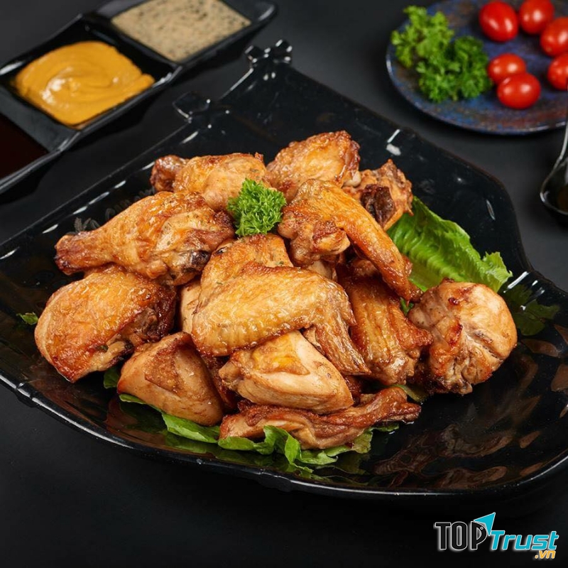 Song hành với menu các món gà rán, Ssal Chicken còn tự hào giới thiệu với thực khách những hương vị gà nướng quyến rũ không hề kém cạnh