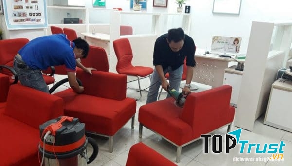 Qui trình giặt ghế sofa được Starsclean thực hiện nghiêm ngặt qua tất cả các khâu kết hợp hóa chất nhập ngoại.