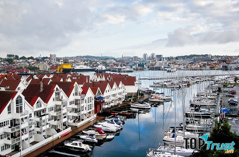 Những ngôi nhà gỗ rực rỡ dưới ánh mặt trời ở Stavanger