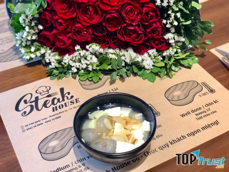 Có nhiều công thức làm chè khúc bạch khác nhau nhưng cửa hàng vẫn sử dụng công thức truyền thống gồm gelatin, kem tươi, sữa tươi không đường, long nhãn, hạnh nhân