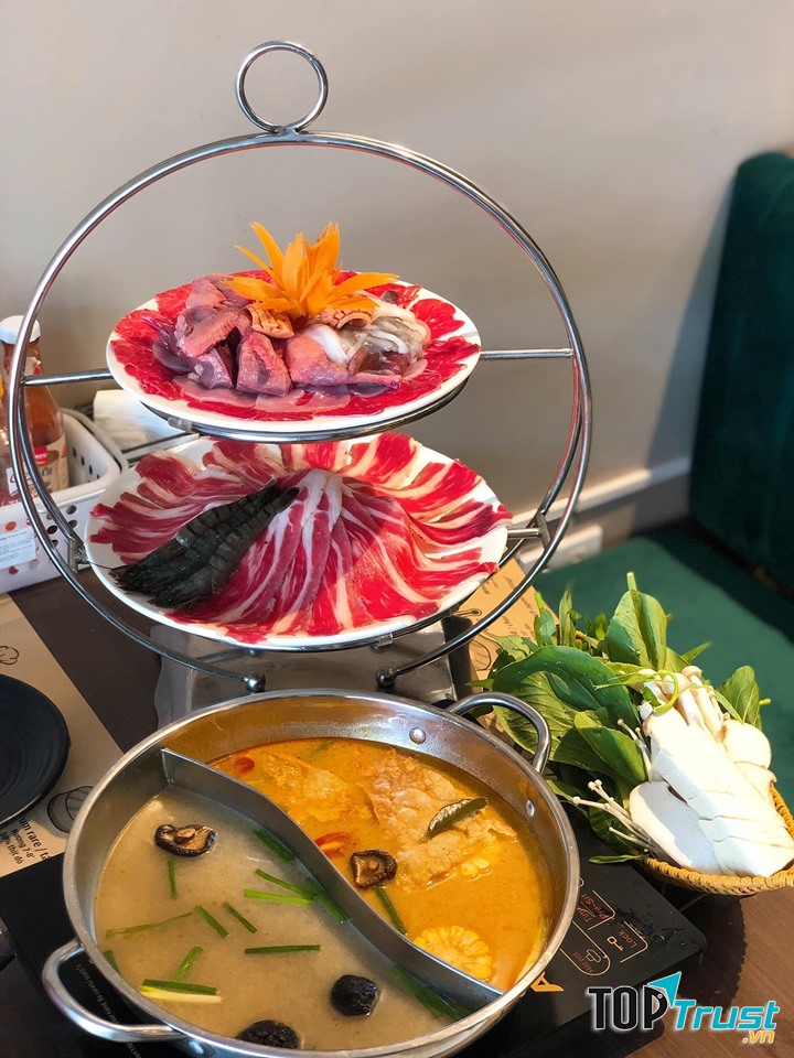Bạn sẽ bị mê hoặc bởi hương vị nước lẩu chua cay thơm ngon cùng các loại khay đựng đậm chất quý tộc.