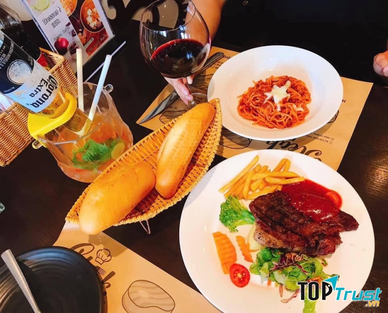 Bàn ăn sang trọng với gam màu vàng ấm