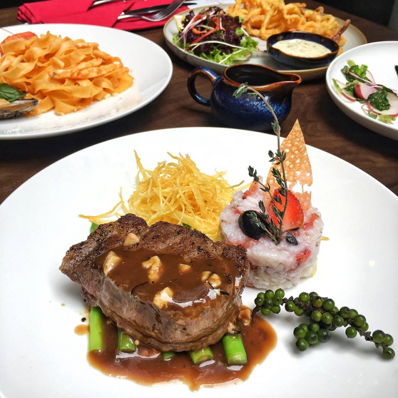 Steak sốt pate gan ngỗng kèm cơm Ý - Mapa C's Wine Bar
