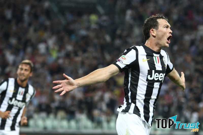 Lichtsteiner đang thi đấu cho Juventus