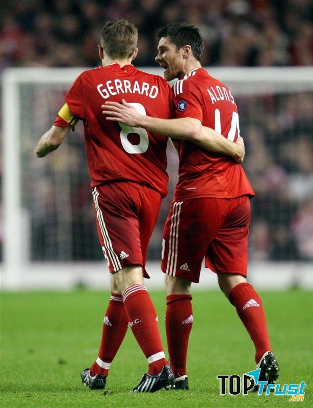 Steven Gerrard và Xabi Alonso