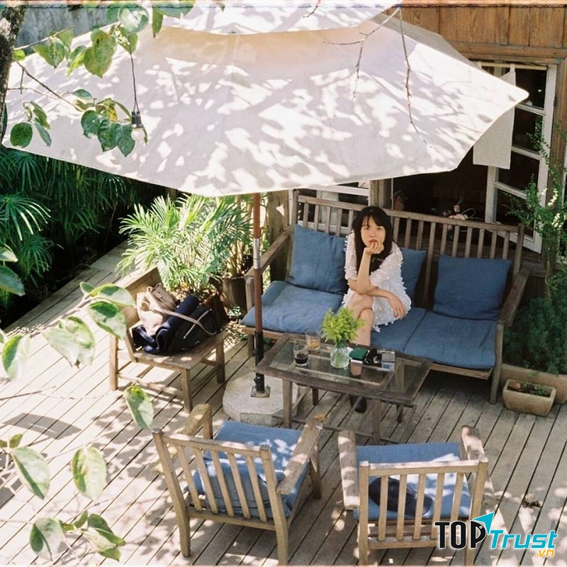 Ngồi trong khoảng sân đầy nắng trong một chiều thu vàng, nhâm nhi ly cà phê bốc khói