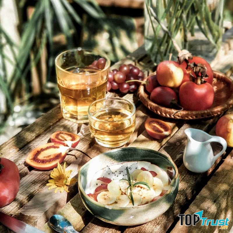 Đến Still café rồi bạn sẽ còn ghé qua những cửa hàng như Tiệm bánh Totochan, Quán cơm Chờ Miêu và Tiệm tạp hóa Lem,…