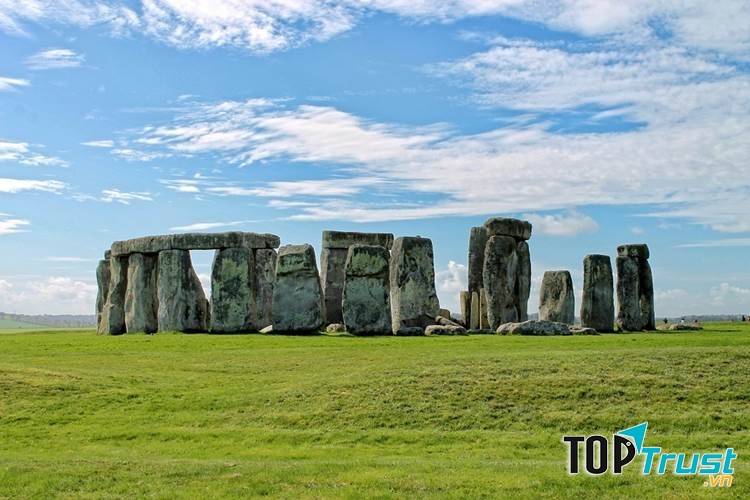 Stonehenge là một trong những điểm du lịch hấp dẫn hàng đầu ở Anh