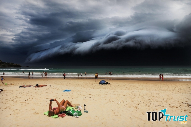 Bức ảnh Storm Front on Bondi Beach của nhiếp ảnh gia Rohan Kelly - Nguồn Internet